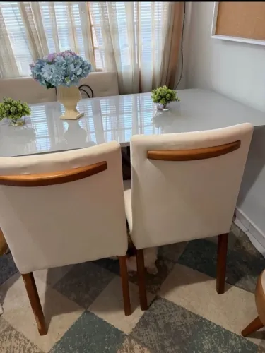 Mesa retangular semi nova com 6 lugares