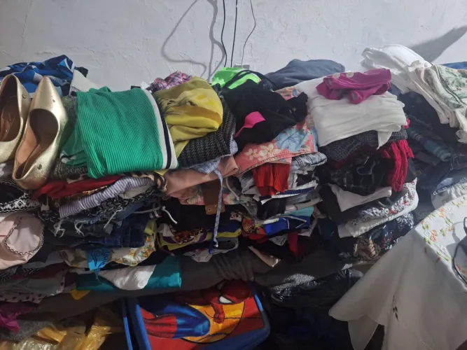 Vendo lote com 150 peças de roupas por 80,00 são modelos e tamanhos variados