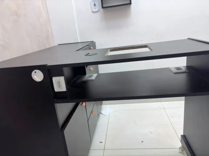VENDO MESA DE MANICURE EM L com EXPOSITOR