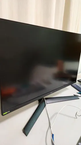 Monitor LG UltraGear 27 polegadas.