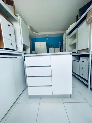 Cômoda com 4 gavetas e 1 porta.