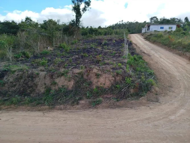 Lote de esquina no bairro Triângulo 12x30m.