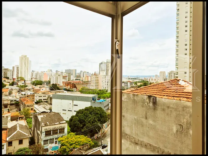 APTO REFORMADO. ESTA C/ PISO DE MADEIRA E ARMS.