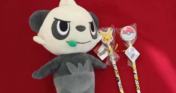 Pelúcia pokemon Pancham + 2 lápis com borracha pokemon.