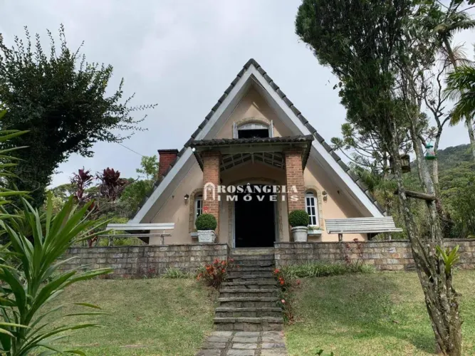 Casa com 4 dormitórios para alugar, 239 m² por R$ 5.636,73/mês - Comary - Teresópolis/RJ