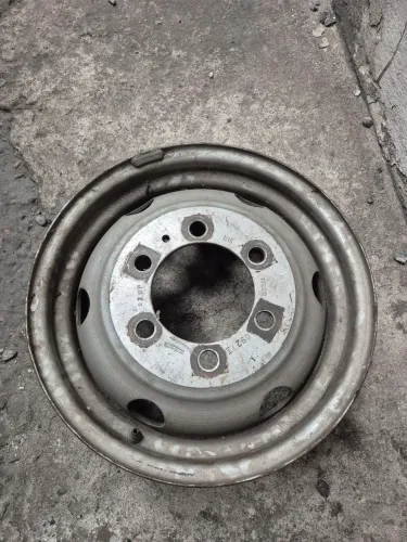 Roda iveco daily 35s14 sem detalhes em ótimo estado 