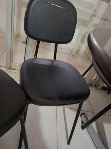 Mesa redonda removível com 4 cadeiras estofadas 1 uma prateada de metal