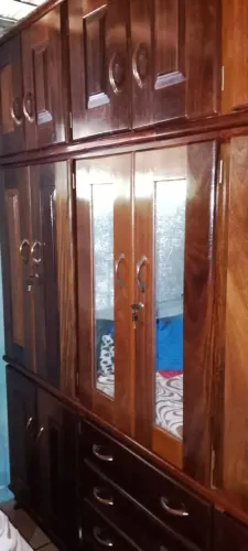 Guarda roupa grande fabricado em madeira de lei