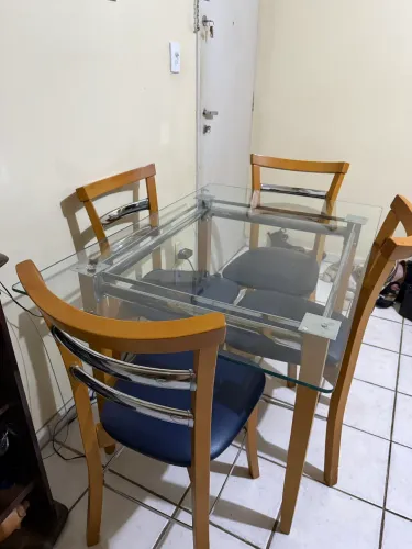 Mesa e cadeiras