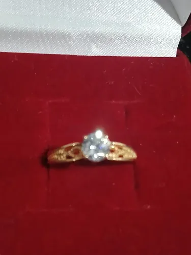 Vendo um Anel de Ouro 18k,com pedra brilhante por 800 reais não vendo na grama vendo, cm z