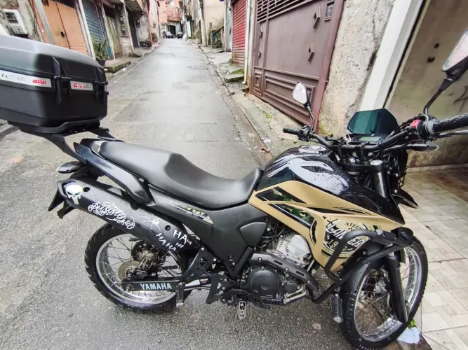 Moto  com diversos acessórios 