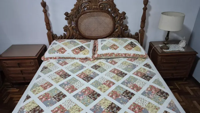 Cama de casal em madeira de cerejeira entalhada