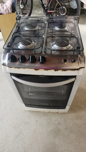 Fogão  de 4 bocas - forno funcionando, todas bocas funcionando. 