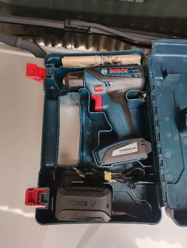 Parafusadeira Furadeira Bosch GSR 1000 Smart 12V bateria e maleta