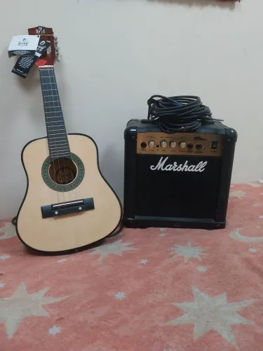Cavaquinho novo e caixa acústica