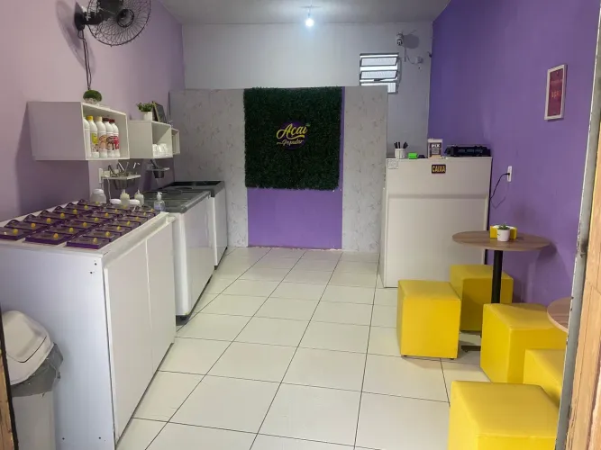Açaíteria montada completa com equipamentos e estrutura.