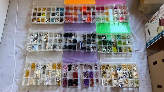 Lote Kit Completo De Miçangas, Contas, Pedrarias E Bijuterias + Organizadores
