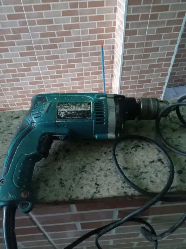 Furadeira máquina com pouco uso. 
