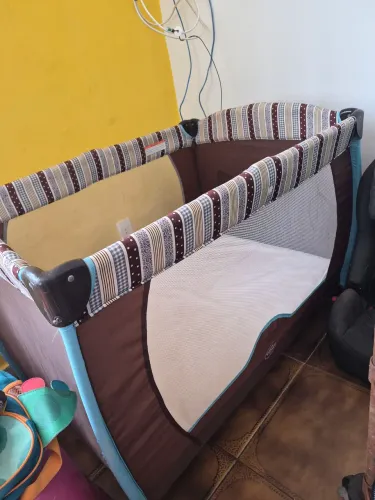 Cercadinho, com o colchão colxão, não tem manchas