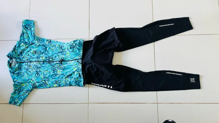 Kit ciclismo feminino P: camisa, bermuda Woom e pernitos