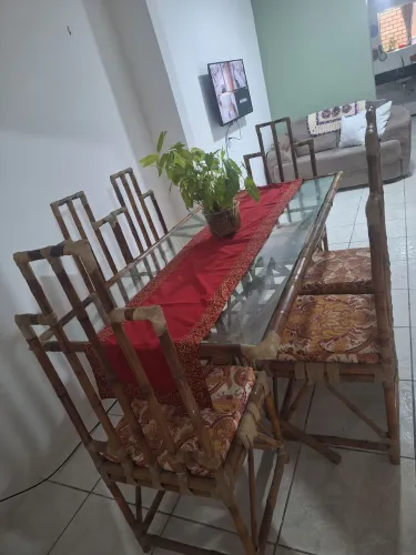 Mesa de bambu com vidro e 6 cadeiras de bambu