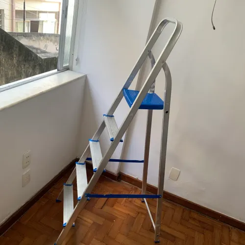 Escada retrátil de alumínio cor azul e prata 4 degraus
