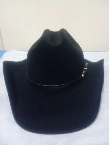 Troco chapéu na cor preto por marrom 