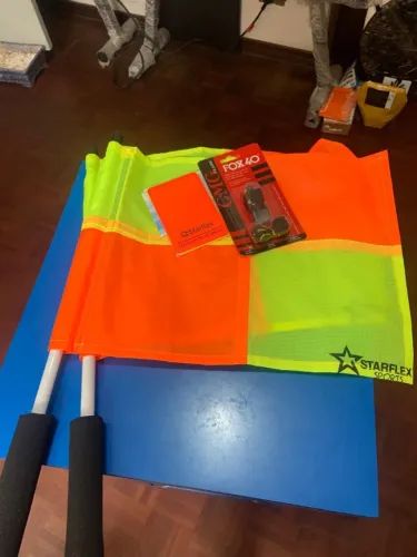 Par de bandeirinha + apito + cartão amarelo e vermelho