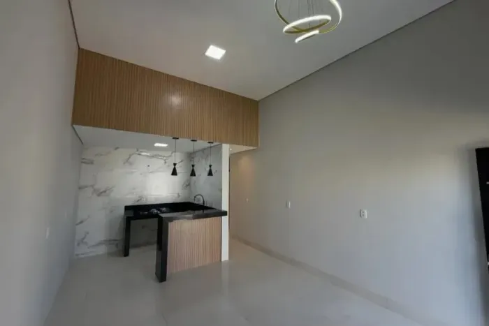 Vendo linda casa 3qts,recém reformada, bairro Angola