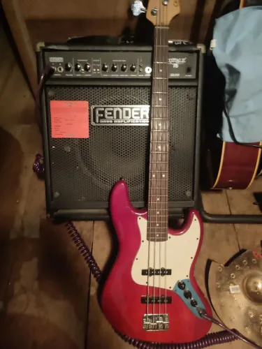 Amplificador 75 w RMS Fender e contrabaixo elétrico Giannini 4 cordas
