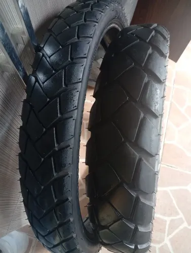 Vendo par de pneus Pirelli enduro com as câmara de ar