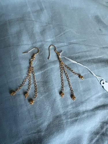 Brinco correntinha com bolinhas na ponta dourado