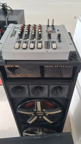 Caixa de som com amplificador