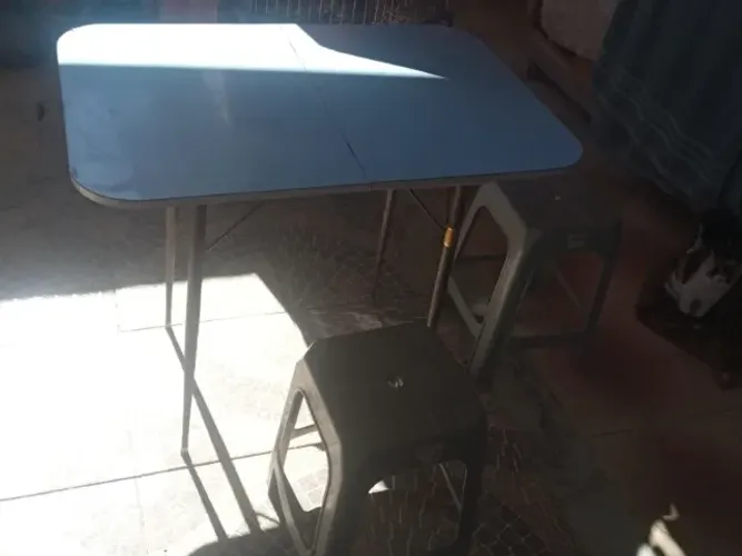 Mesa dobrável com 2 bancos - R$ 85