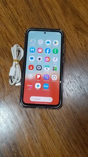 Vendo esse S23 fé 128GB 8 de RAM 5G sem marca de uso