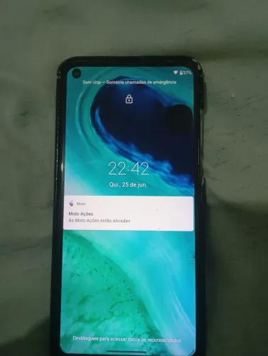 Vendo moto G8 com uma pequena mancha redonda no canto superior direito porém usável