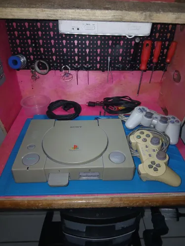 PlayStation 1 fat revisado e limpo