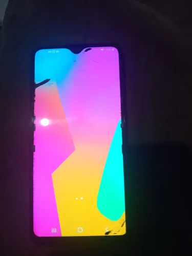 Estou vendendo este celular funcionando bem,ele só está com duas manchinhas escura l
