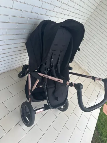 Carrinho de bebê usado rosa