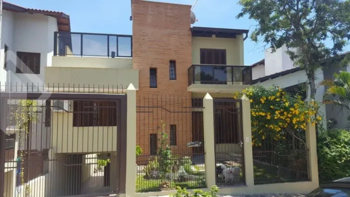 DUAS CASAS, TERRAÇO, PISCINA, 03 VAGAS DE GARAGEM