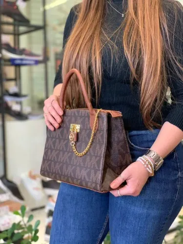 Bolsa MK Transversal cor Marrom