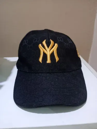Boné NY Preto com Logo Dourado