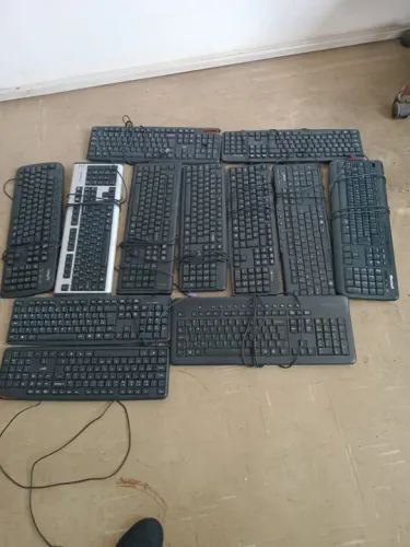 TECLADOS lote com 12 .