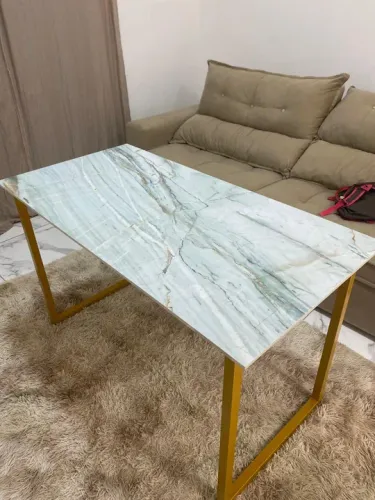 Mesa de mármore com base dourada