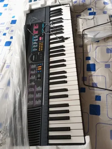 Teclado semi novo