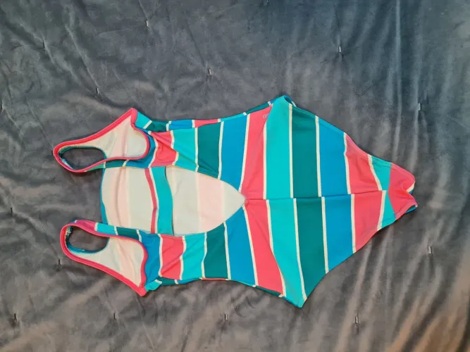 Vendo maiô e biquíni pré adolescente  valor de 20,0 cada peça