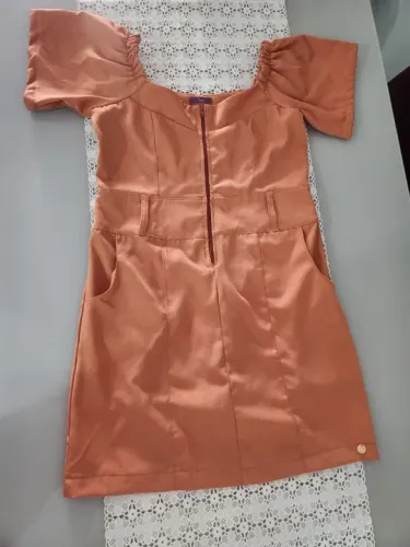 Vestido marrom com mangas bufantes