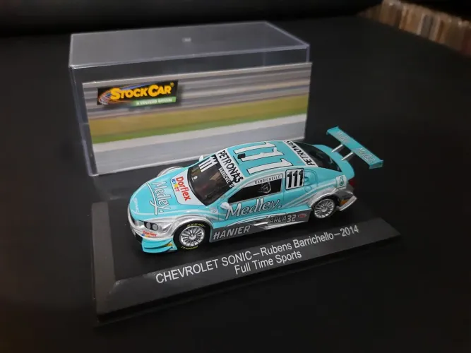Miniatura Carro Chevrolet Sonic Stock Car Rubens Barrichello Cor Azul-Turquesa.