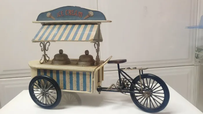 Carrinho de sorvete decorativo