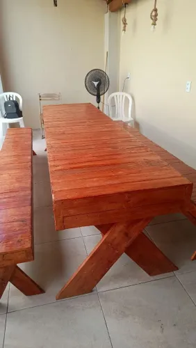 Mesa de jantar rústica em tábuas de pinos tratado selada e envernizado 